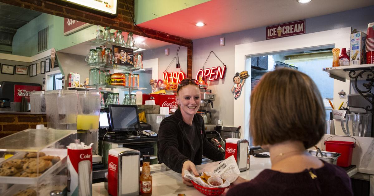 365 Things to Do in Memphis 142 Eat a Burger Fried in 100 Year Old
